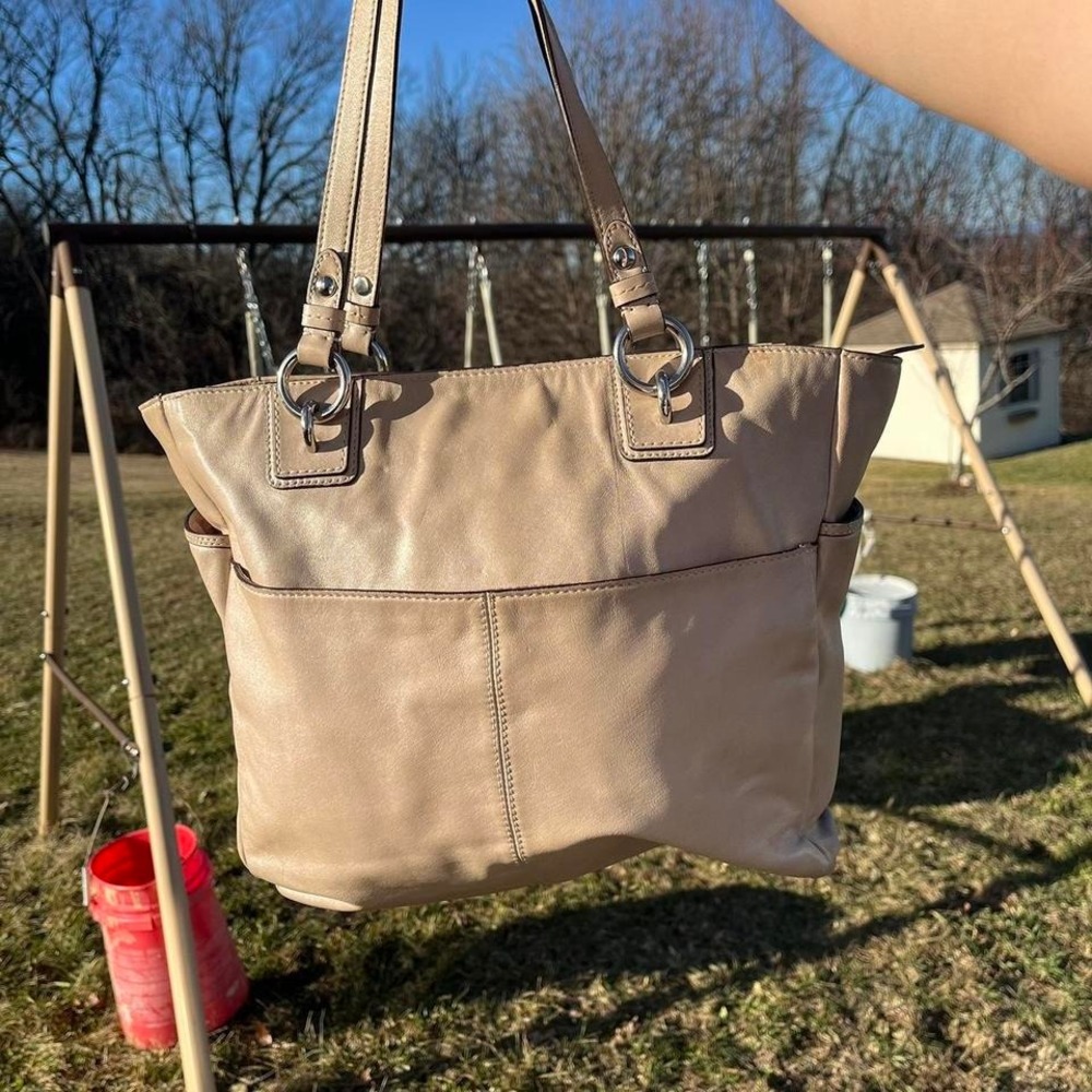 y2k 2000s Coach Gold Leather Shoulder bag / Hand bag ౨ৎ ⊹ ‧₊˚ - Picture 3 of 5